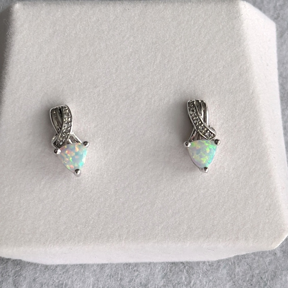🆕 Elegant Silver Opal Earrings - Picture 4 of 4